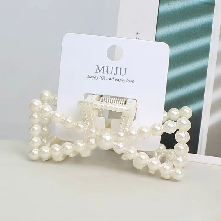 Dunia Pearl  Hair Claw Clip